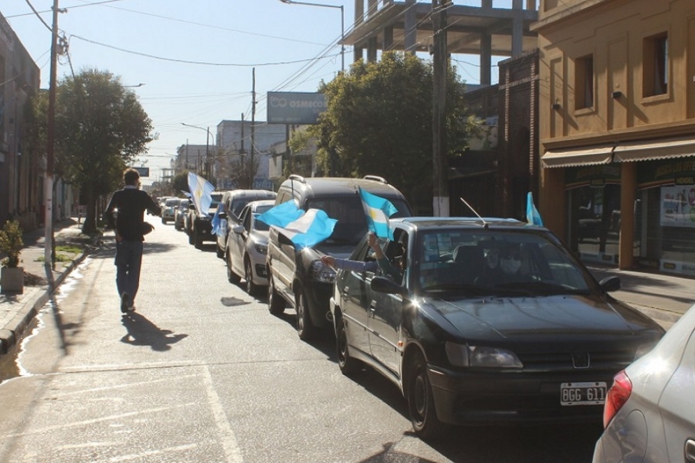 Los autos recorrieron el centro de la ciudad por  casi una hora. 