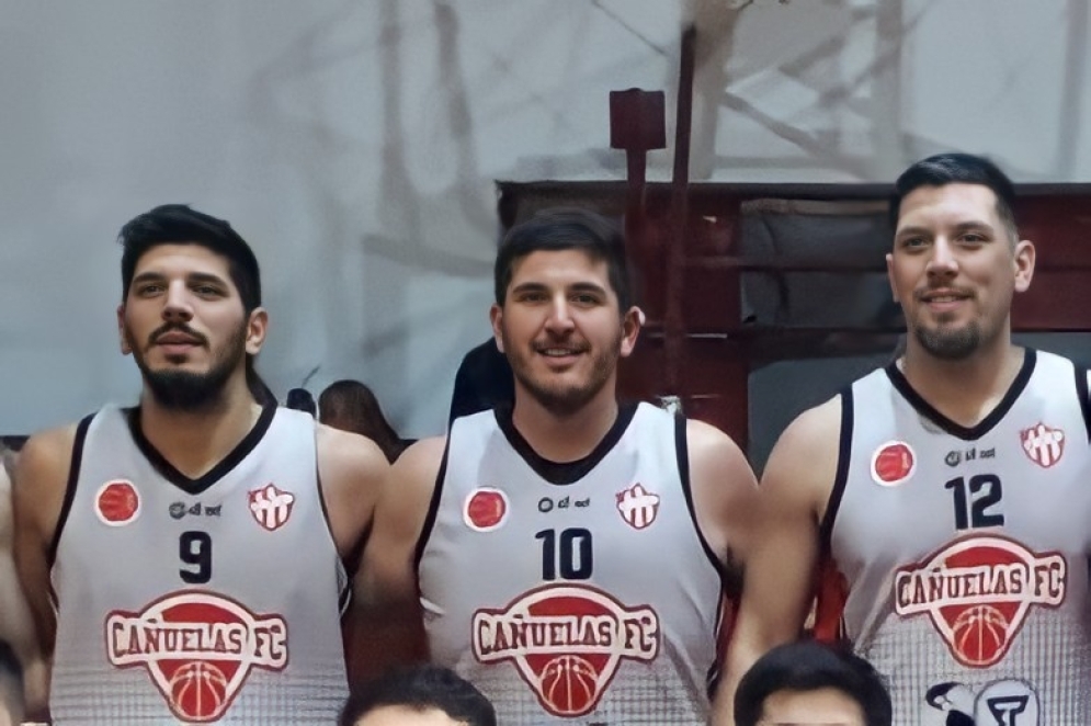 Hugo (12), junto a su hermano Nicolás y Octavio Bianchini.