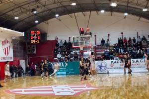 La primera acci&oacute;n de la noche. (Captura video Los Andes B&aacute;squet).