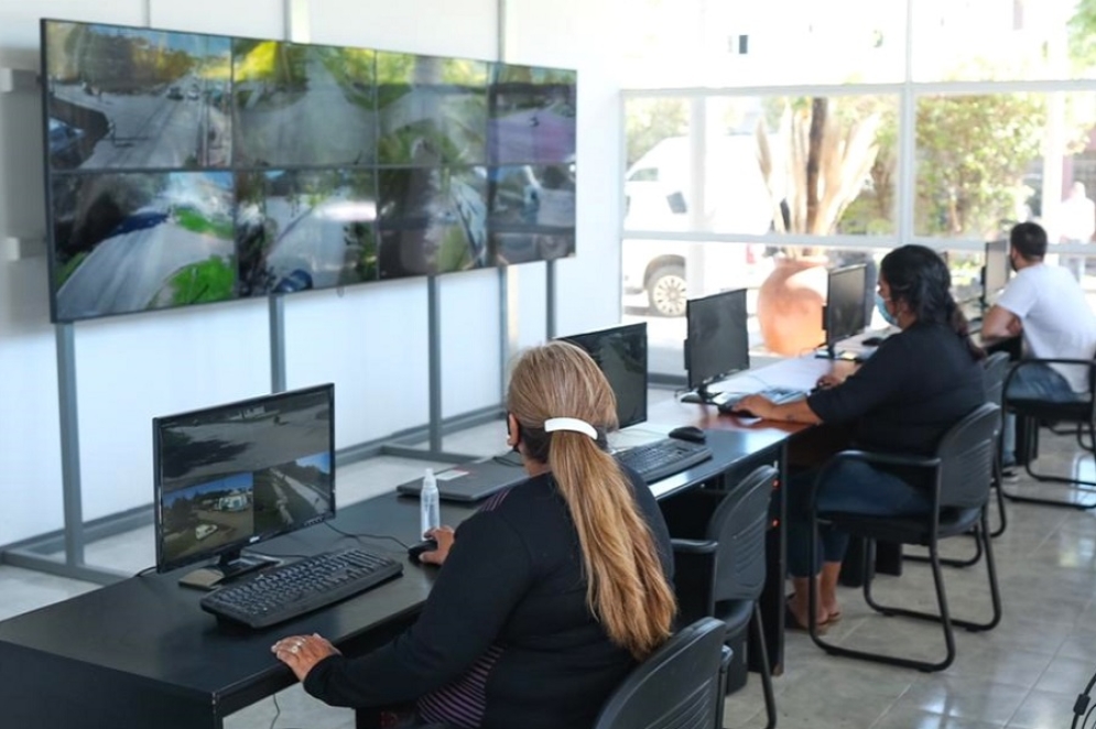 Varios trabajadores del sistema &quot;Prome&quot; trabajan en seguridad.