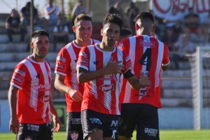 Como en Ituzaing&oacute;, Cano abri&oacute; la cuenta para Ca&ntilde;uelas. (Foto: Facebook CFC).