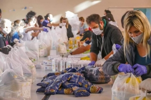 Colaboradores armando los bolsones en la Escuela Media N&ordm;2