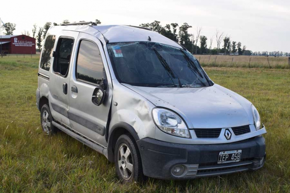 La Renault Kangoo dio dos vuelcos. 