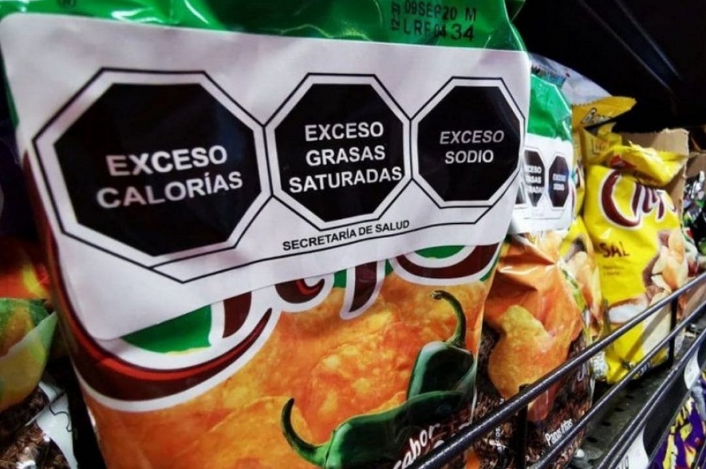 El sello adoptará la forma de octógonos de color negro con borde y letras de color blanco en mayúsculas.