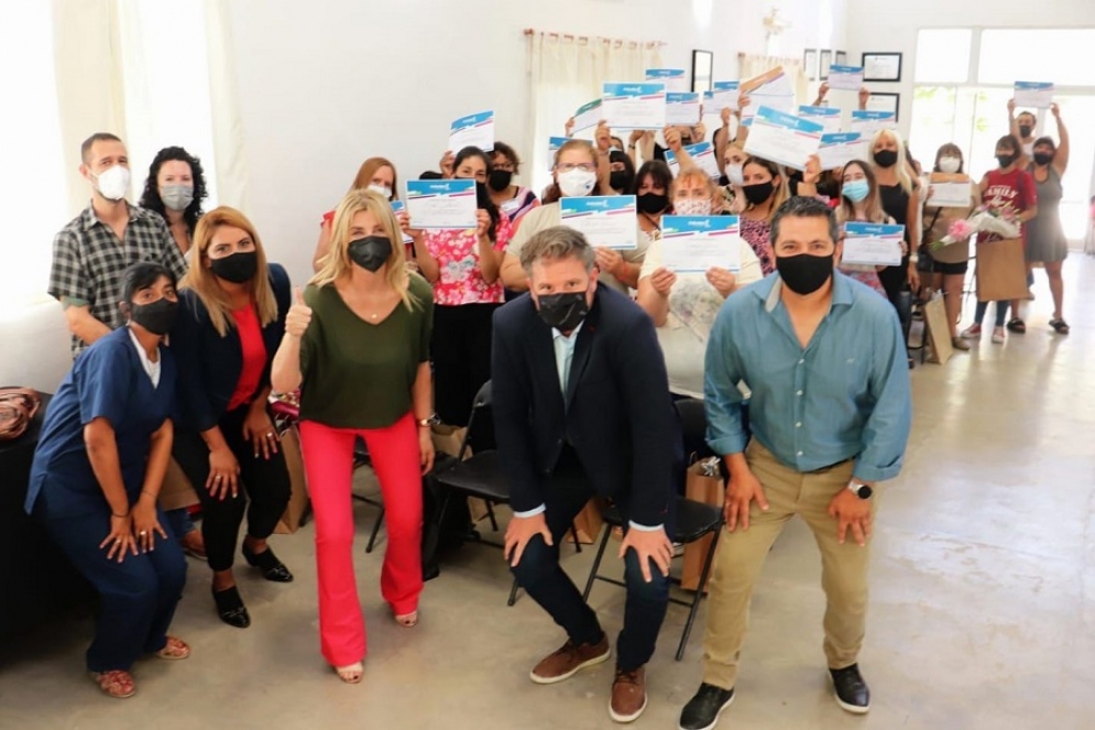 En el acto encuadraron varios anuncios.