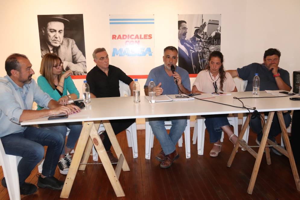 Fernando Abdo (micrófono en mano) fue funcionario en los gobiernos radicales de Ezequiel Rizzi y Leonardo Rivarola. Actualmente es titular de prensa y fue candidato a concejal del oficialismo.