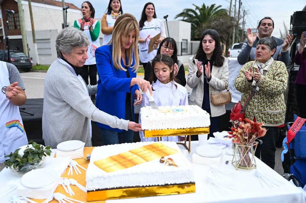 Marisa Fassi junto a docentes y alumnos. 