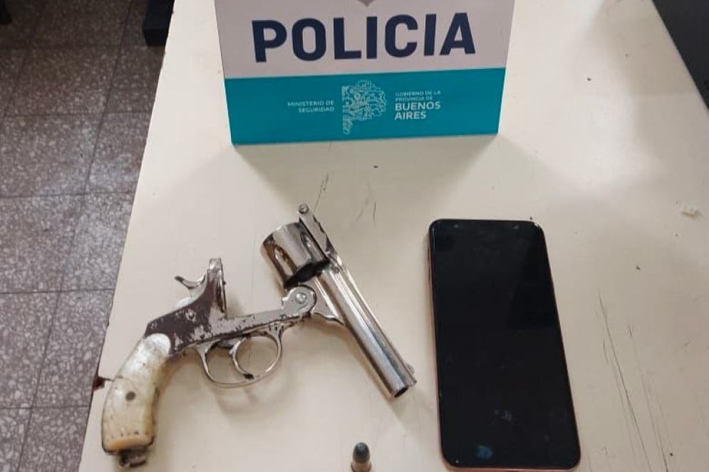 El revólver secuestrado y el Samsung J4 sustraído a la víctima. 