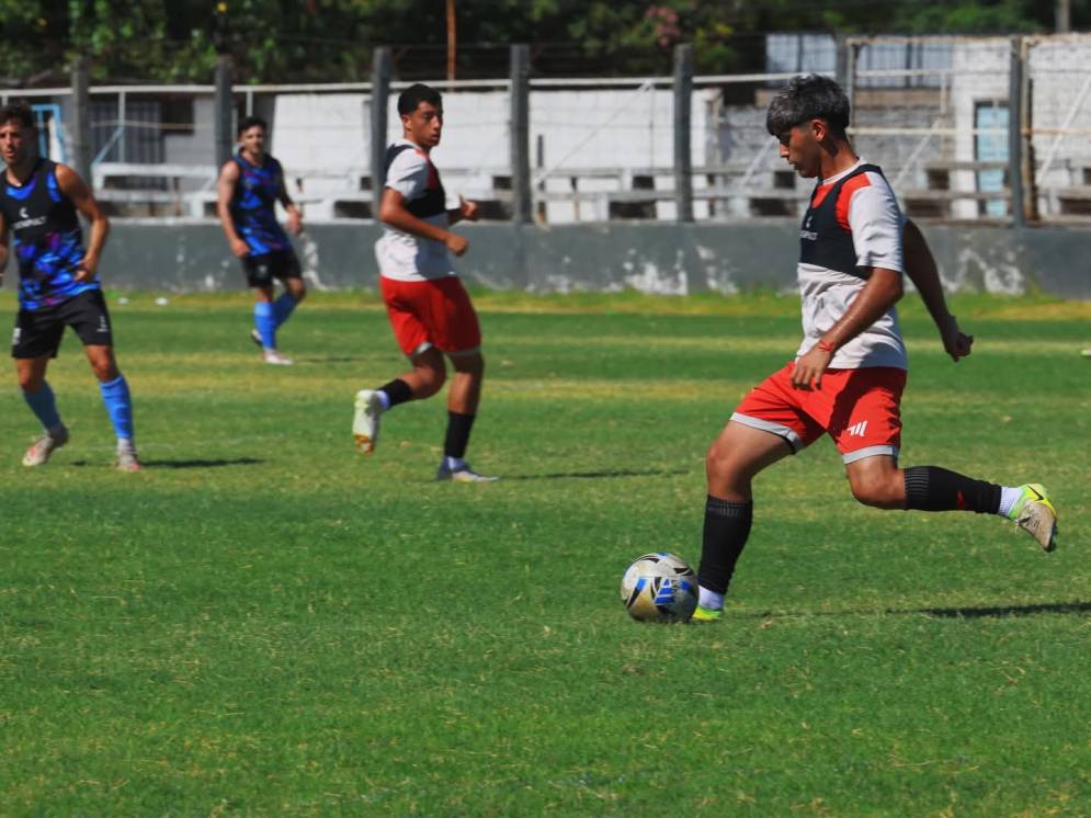 Enzo Iba&ntilde;ez en el segundo bloque del amistoso (FOTO: CFC).