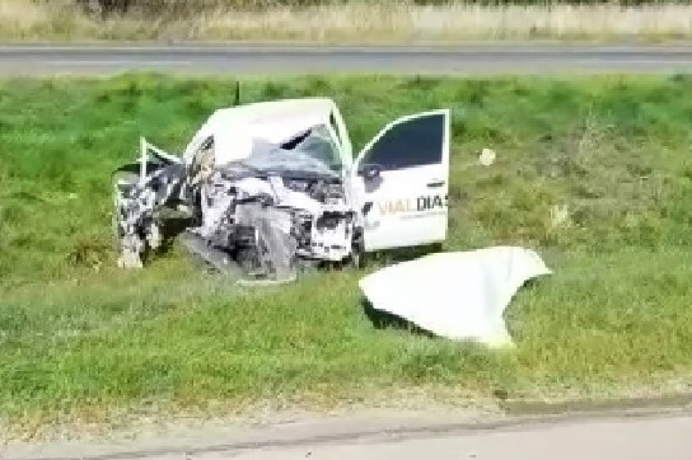 La Amarok quedó en la alcantarilla central de la autovía.