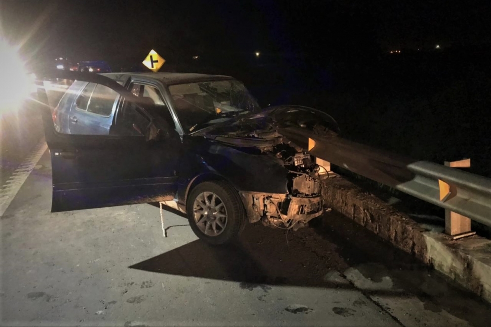 El Golf se incrustó en el guardarrail de la mano contraria.