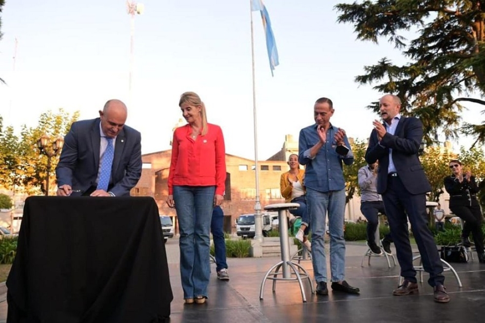 Marisa Fassi junto a el ministro de transporte, Alexis Guerrera.