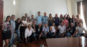 La foto que se tom&oacute; el viernes lo tenia a Suarez (2&deg; de la izq.) en las filas pejotistas.