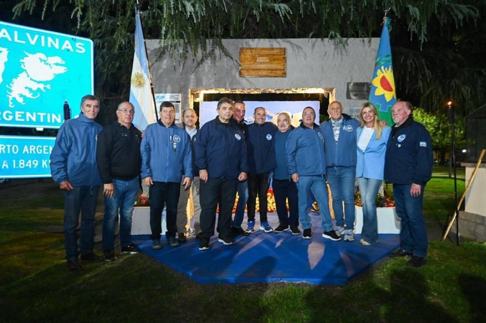 Fassi y Arrieta junto a veteranos de Malvinas.