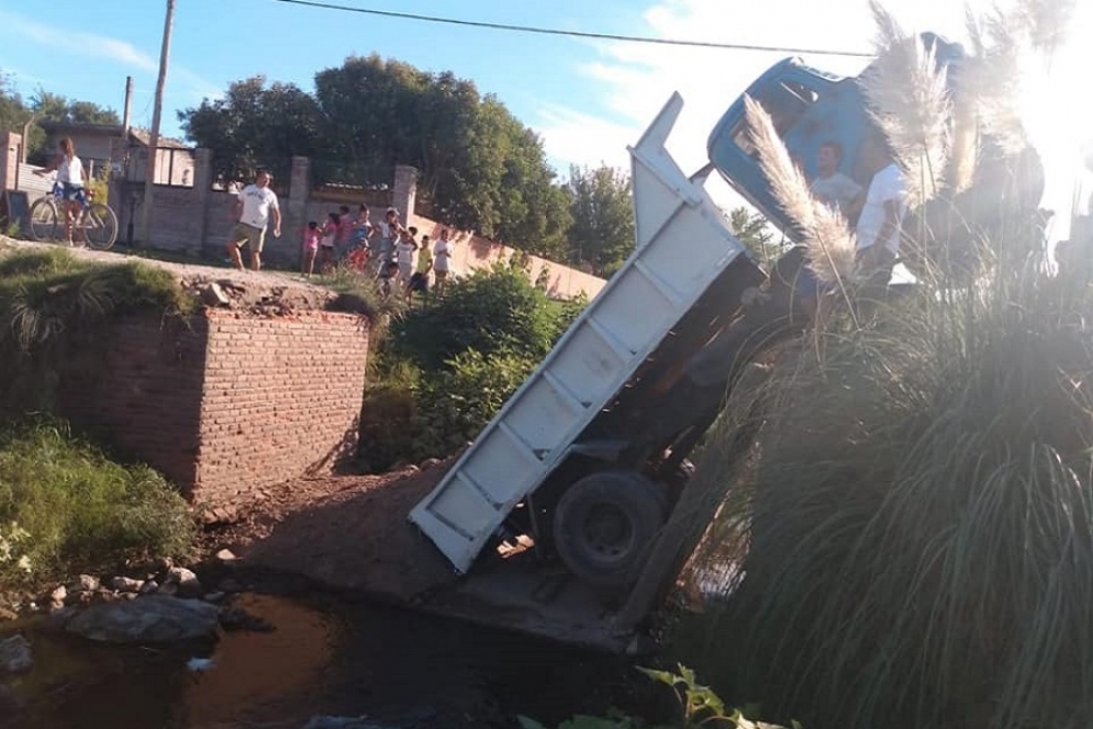 El camión minutos después de haberse derrumbado el puente. 