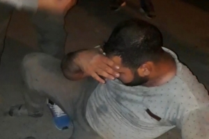 Un vecino film&oacute; al acusado mientras esperaban el patrullero.