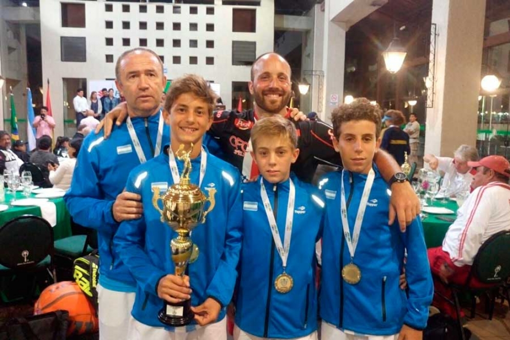 Nicolás Eli junto al equipo argentino. 