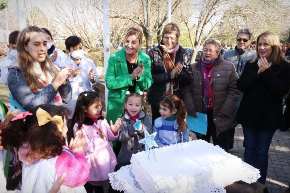 Fassi junto a vecinos y estudiantes de Casares, cantando el &quot;feliz cumpleaños&quot;.