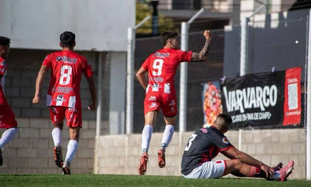El puño apretado del 9. Parece que el Tambero se sacó de encima el fantasma de la desafiliación. Ph: prensa CFC.