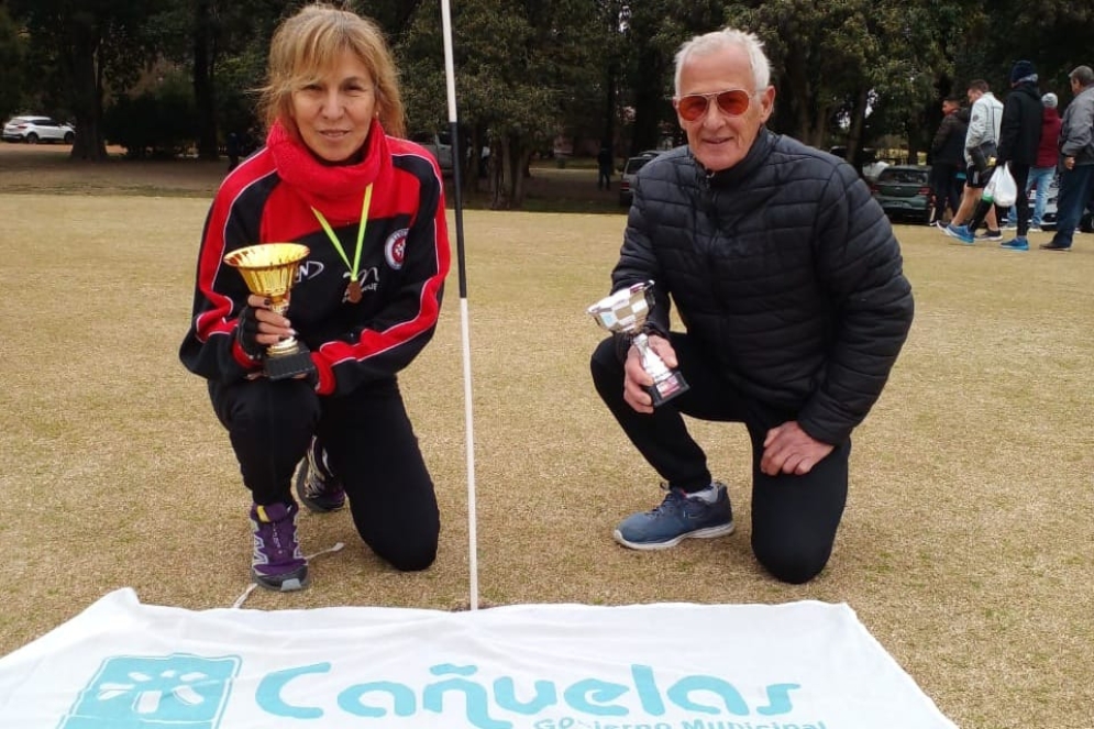 Mirta y Roberto en el campo de golf. 