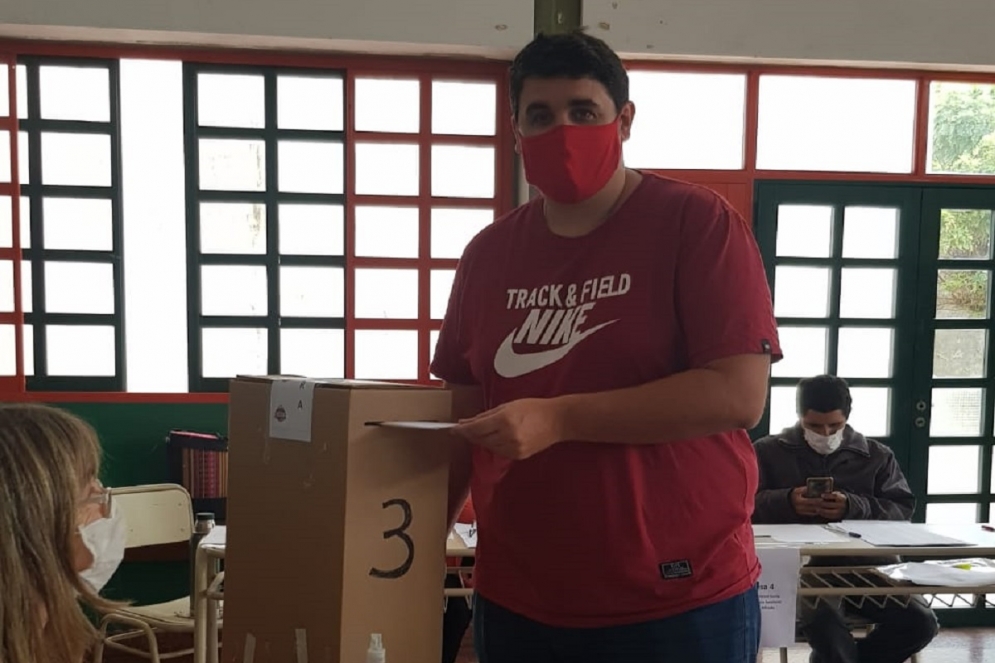 El ex concejal votó  en la Escuela N°27.