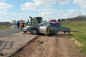 Bomberos asistiendo a uno de los sobrevivientes del Corolla.