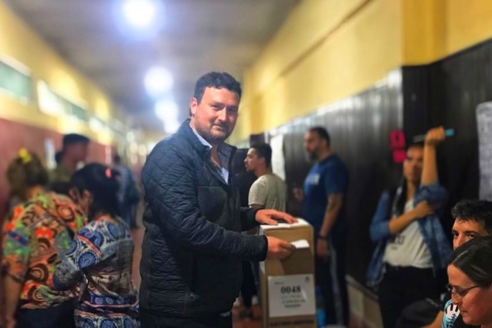 Mac Goey metiendo el sobre en la mesa 48 de la Escuela Técnica.