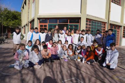 Los alumnitos de 3°, en el patio interno de 