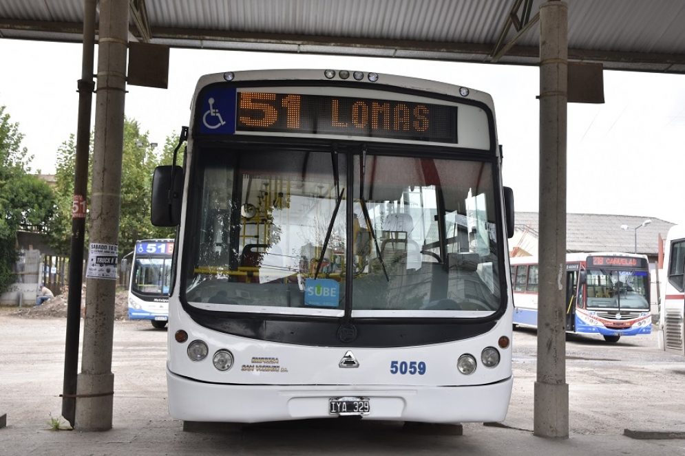 Los colectivos en la terminal de Cañuelas con el cartel de Lomas. 