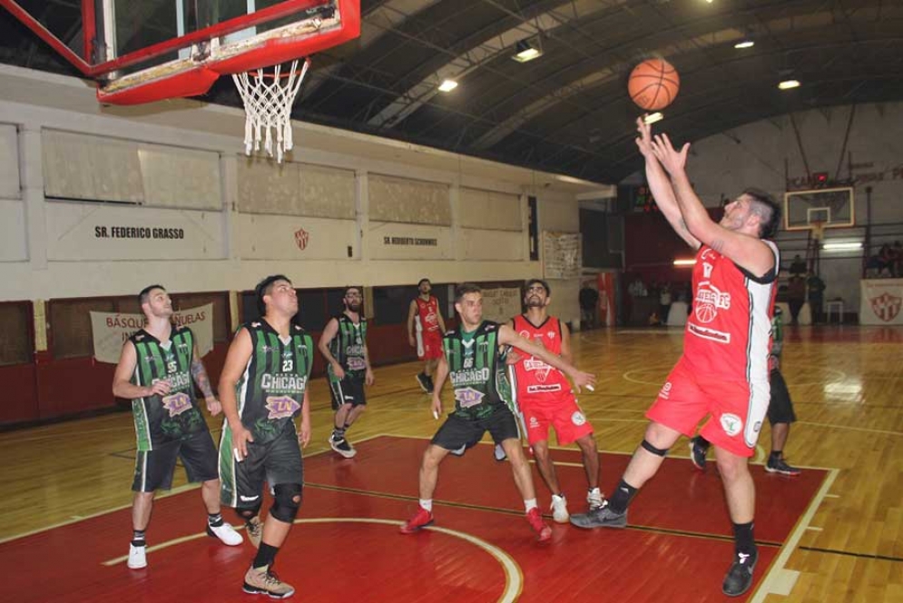 Octavio Bianchini ejecutando un tiro al aro 