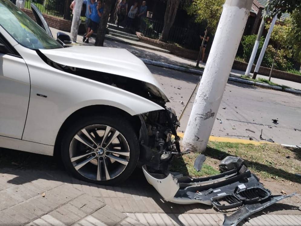 El BMW era conducido por una joven. Resultó ilesa.