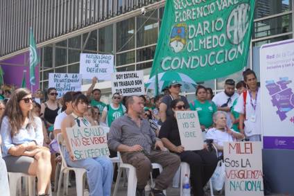 Abrazo simbólico en el Hospital Cuenca antes las versiones de privatización
