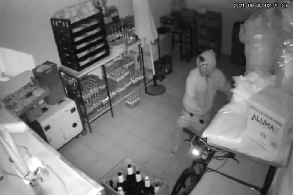 El ladrón que quedó filmado por las cámaras de seguridad.