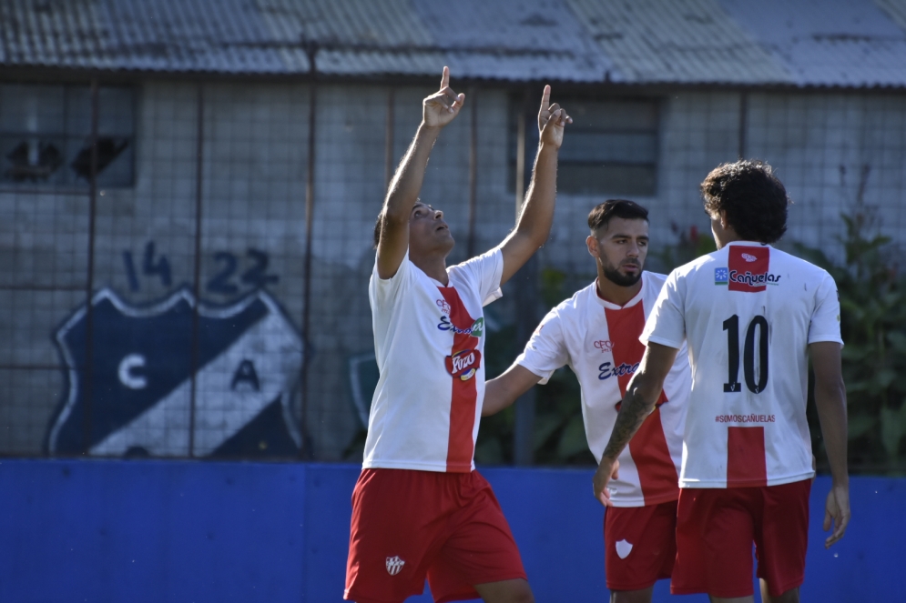 Gastón Grecco señala al cielo tras su gol. Foto: Jonathan Argañaraz.