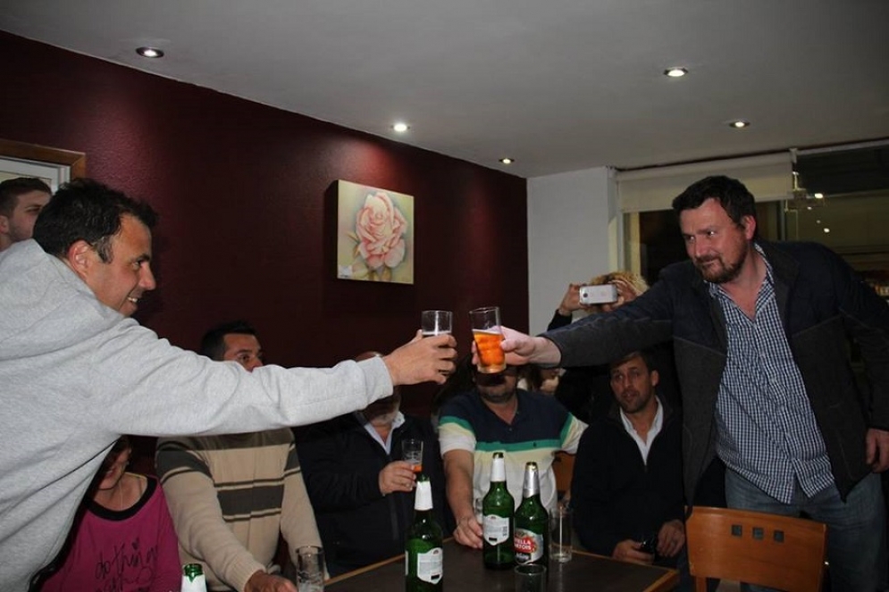 Duhalde y Mac Goey brindando luego del triunfo el último domingo por la noche. 