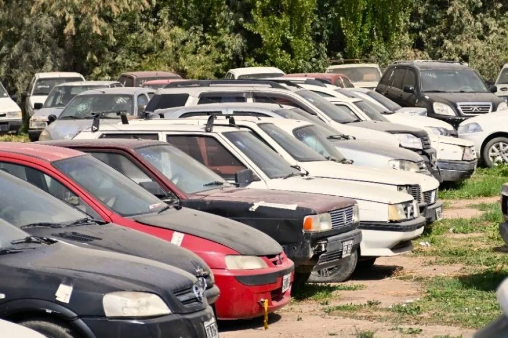 Exoneran a dos policías por robarse la batería de un auto chocado