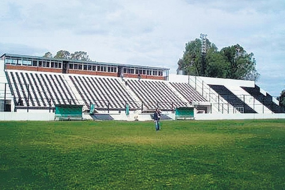 El estadio se encuentra sobre ruta 28.