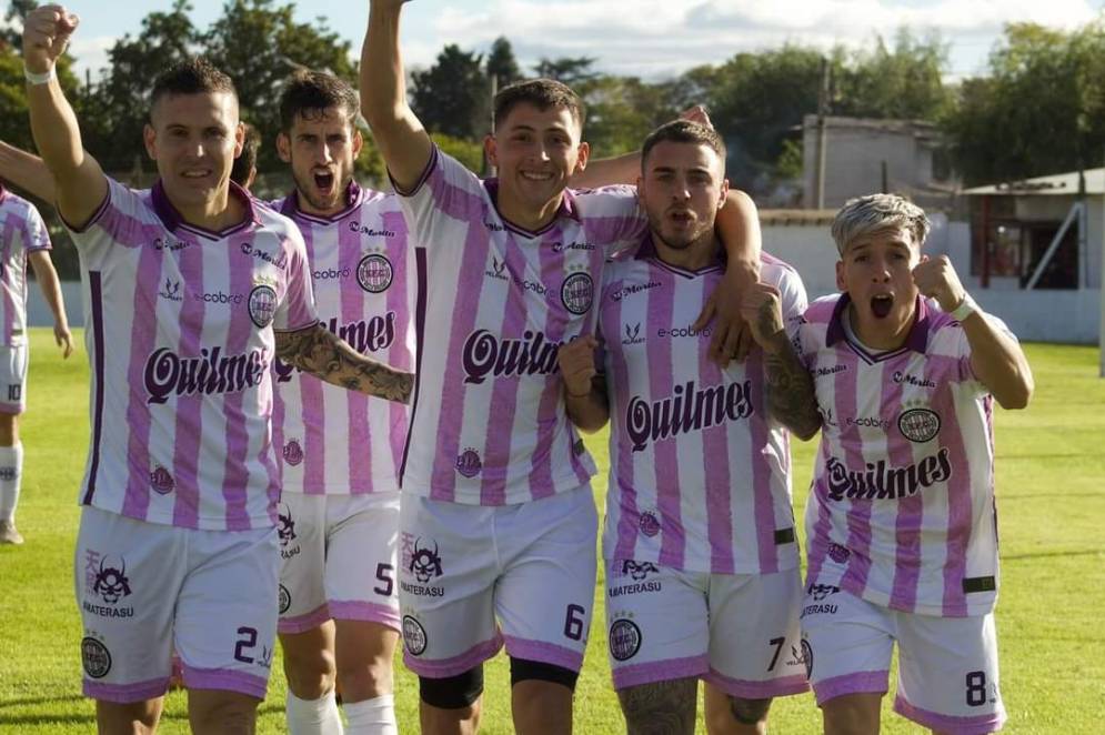 La visita celebró la victoria con todo en el Arín.