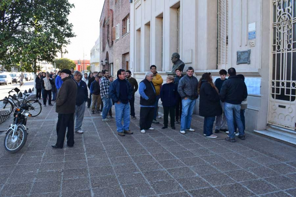 Los primeros votantes del día, esperando la apertura de puertas de la Escuela Primaria N°1.