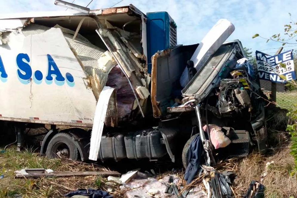 Un camionero se durmió y provocó un impresionante accidente