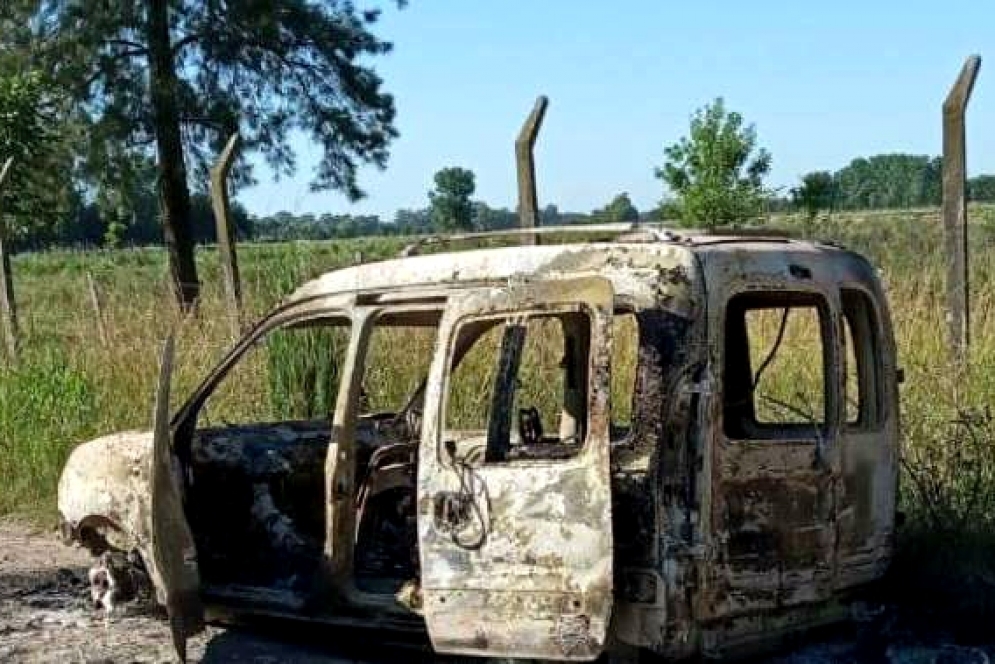 La Kangoo calcinada en el camino de tierra.