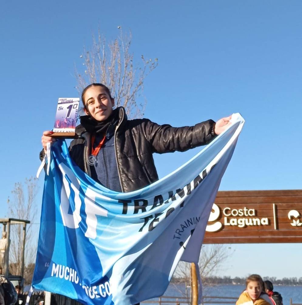 Ludmila González, en lo más alto, con la laguna de fondo.