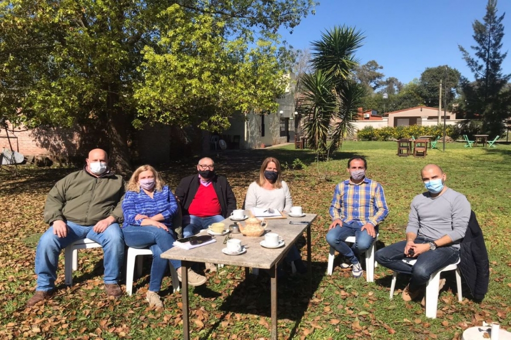 Valeria Ríos junto a autoridades de la Asociación de Turismo de Uribelarrea (ATU)