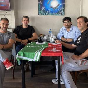 Arrieta, Petre, Soto y Casey celebrando un acuerdo que dur&oacute; menos que un suspiro.