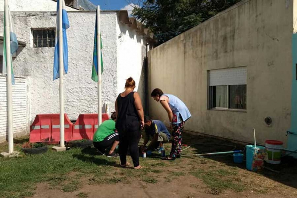 La directora estuvo acompañando la jornada de pintura y trabajos generales.