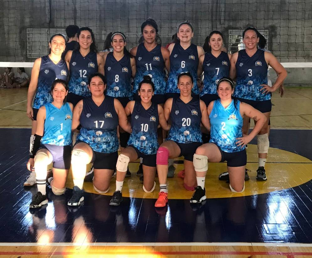 Las chicas estrenaron camisetas y calzas en el arranque.