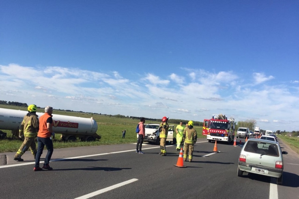 El camión terminó en la banquina tras la maniobra de su conductor para evitar el choque. 