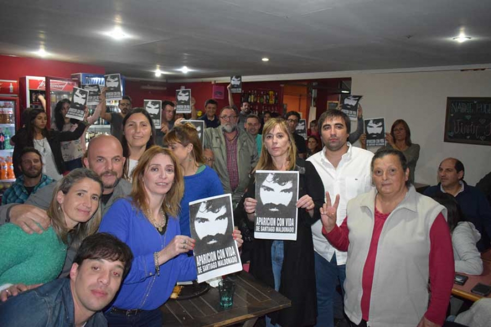 Todos los presentes en el peña se sumaron al reclamo por la aparición con vida de Santiago Maldonado. 