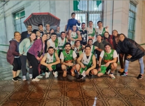 El plantel se fotografió con los seguidores, que siguieron el desenlace del partido en los alrededores del estadio de Libertad y Sarmiento.