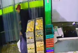 El ladrón vestía ropa deportiva y gorra bordó. 